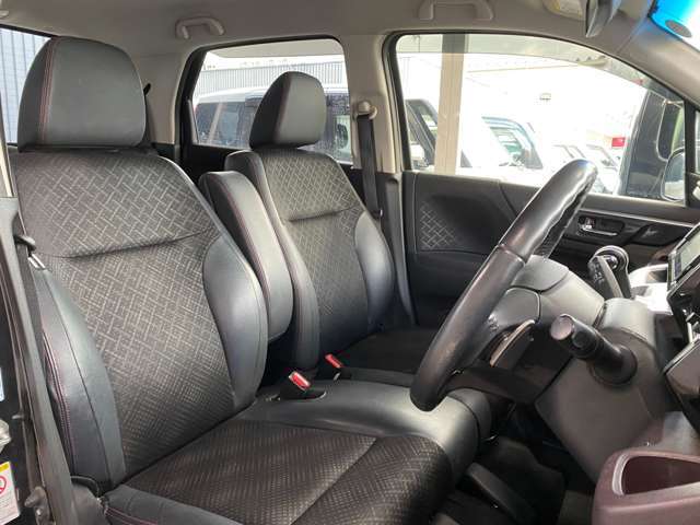 禁煙車！シミや汚れも無く、非常にキレイな内装も自慢です！室内クリーニング済です！ハーフレザーシート装備で高級感上々！