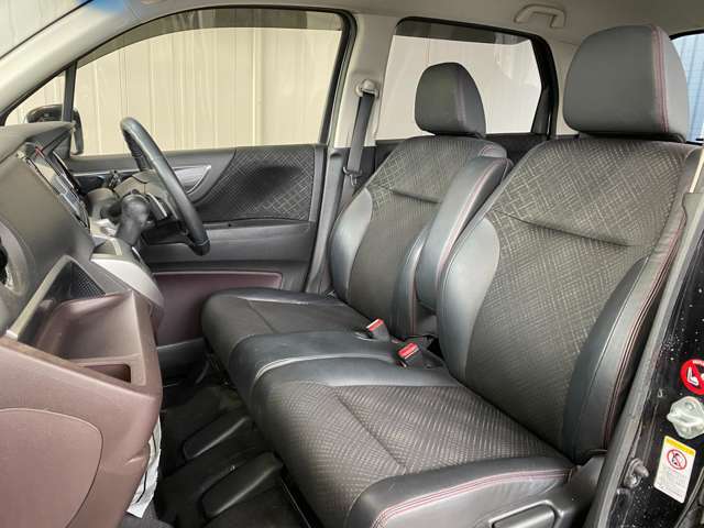 禁煙車！シミや汚れも無く、非常にキレイな内装も自慢です！室内クリーニング済です！ハーフレザーシート装備で高級感上々！