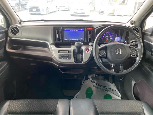 禁煙車！ハーフレザーシート装備で高級感上々！ベンチシート採用で広々！使いやすい車内には定評があります！