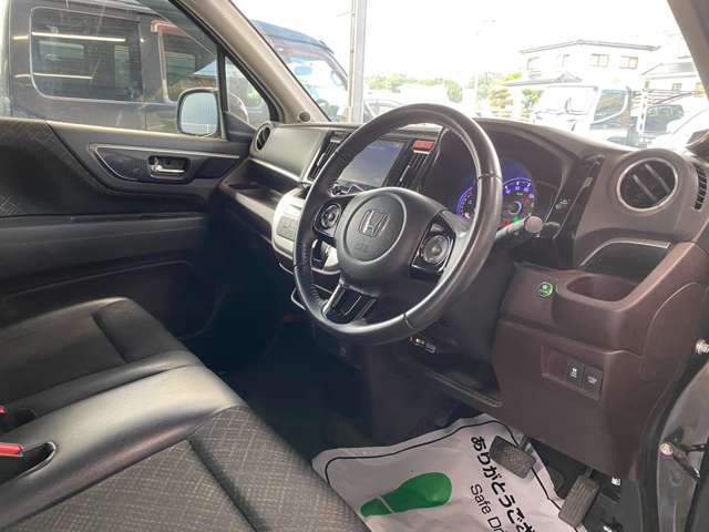 禁煙車！ハーフレザーシート装備で高級感上々！ベンチシート採用で広々！使いやすい車内には定評があります！
