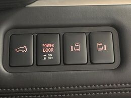 【両側パワースライドドア】スマートキーや運転席のスイッチで後席両側スライドドアの開閉が可能♪電動だから力を入れてドアを開ける必要が無く、小さなお子様でも簡単に開け閉めでき快適です♪
