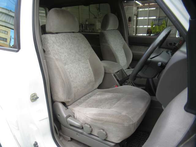 運転席の状態もキレイです☆座面、背面ともに目立つようなダメージもありません♪