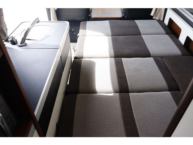 ダイネットはベッド展開可能です。　ベッドサイズは192cm×120cm程です。