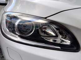 曇りやキズの少ないHIDヘッドライトになっております♪HIDなので視認性も良く夜道を明るく照らしてくれます♪寿命も長くとても経済的です♪入庫時にヘッドライト丁寧に磨いておりピカピカの状態です♪