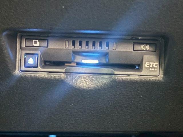 【ビルトインETC】で高速道路もスムーズに乗り降り可能で、ご納車直後からの遠距離ドライブも可能です。