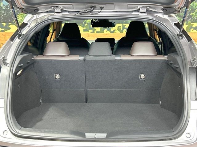 積み下ろしのしやすいデッキにはたっぷりと荷物を積み込んでいただけます。遊びから仕事まで、様々なシーンで頼れます♪