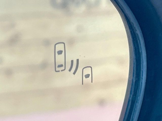 【ブラインドスポットモニター】走行中、ドアミラーの死角になりやすい箇所に後続車が接近するとサイドミラーのレンズに警告を表示！ドライバーに注意喚起をしてくれます。