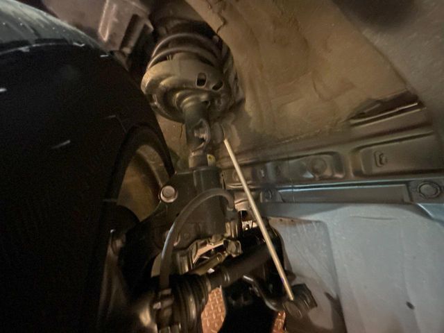 お車を安心してお乗りいただく為には、足回りの定期点検が欠かせません。サービスサポート（有償保証）では無料点検もご提供しており、安心のカーライフをお過ごしいただけるサポート体制が整っています。