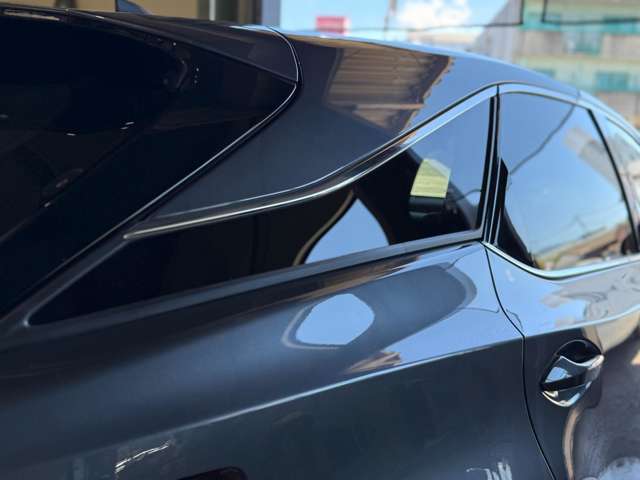 ブラインドスポットモニター（BSM）。車線変更時に車両後方から来る車両を検知し安全をサポートする装置付きです。