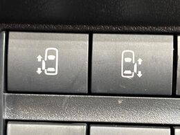 【ハンズフリー機能付き両側パワースライドドア】スライドドアの下に足先を入れてすぐ引くと、自動的にスライドドアが開閉します！荷物で両手がふさがった状態でも、ドアの開閉ができてとっても便利！