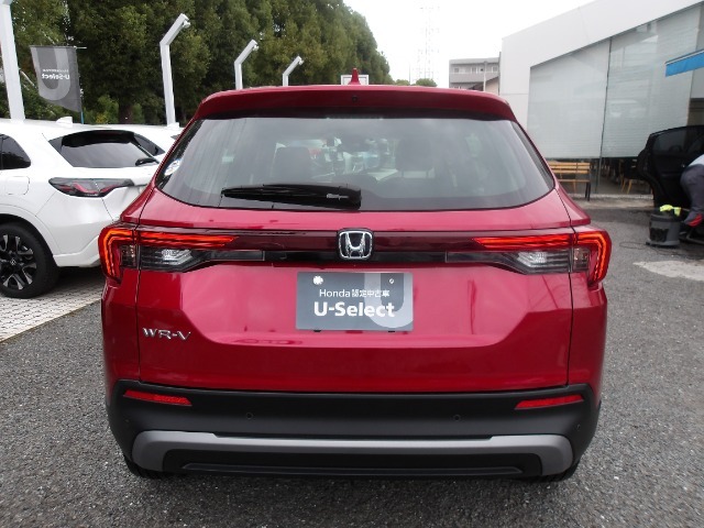 スマートキー標準装備です。キーをポケットに入れたままでもドアのロック＆アンロックができ、雨の日や夜間、荷物の多い時に鍵穴を探さずに済むので大活躍です。