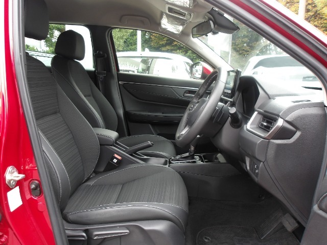 ゆったり大きくサポートも深いフロントシートです。室内はクリーニング済みです。