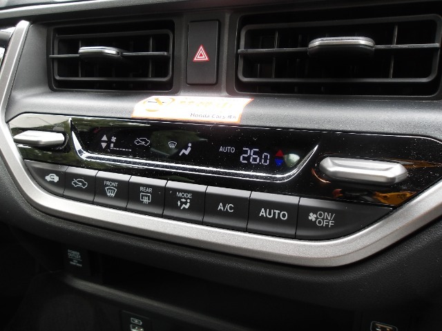 オートエアコン標準装備です。1年中快適な室内を提供！車内温度を設定すると風向き、風量を自動で調節してくれます。