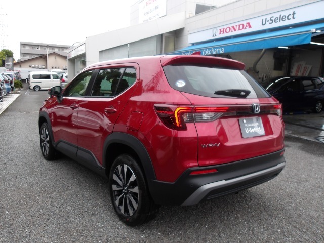 オートヘッドライト標準装備です。車外の明るさに応じて自動的にヘッドライトの点灯・消灯をしてくれます。トンネルの出入り口などで活躍してくれます。