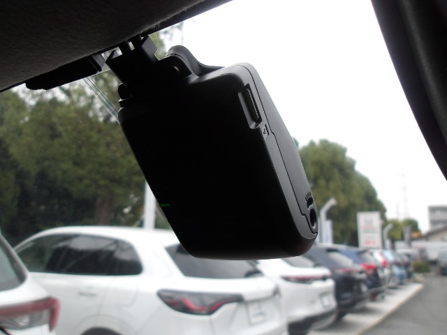 万が一の事故はもちろん快適で安全なドライブの必需品 純正ドライブレコーダーがフロントに付いています。