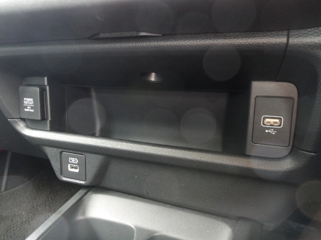 アクセサリーソケットにUSBポートも装備してます。ナビのAV出力や携帯電話の充電などに便利です。