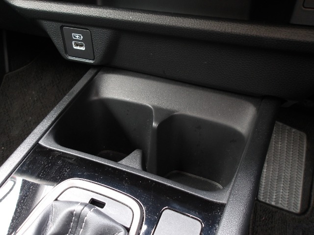 間仕切り付きのフロントコンソールボックスです。小物やドリンクを置けます。