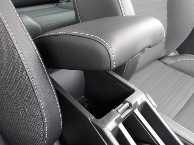 アームレストコンソールが付いていて、小物を収納できます。