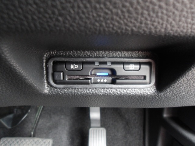 有料道路をキャッシュレスで通行できるETC車載器付きです。運転席足元に設置されています。ETCセットアップ費用は含まれておりません。別途必要となります。