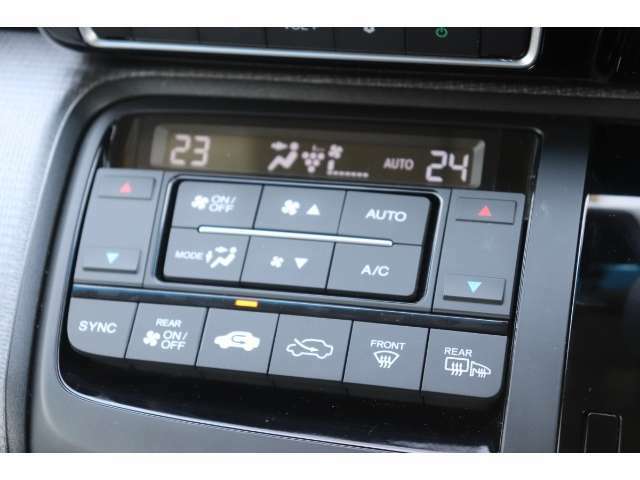 運転席助手席独立温度調整可能なフルオートエアコン