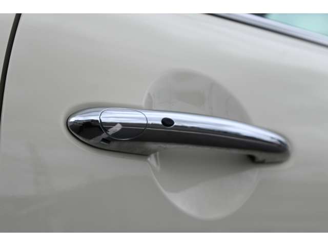 コンフォートアクセス搭載車。スマートキーでロックもロック解除もボタン一つでOKです。