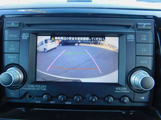 バックカメラ映像です車両幅のラインも表示され車庫入れが不慣れな方でも安心です