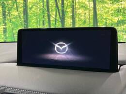 【10.25インチマツダコネクト】車内の雰囲気にマッチした大型ディスプレイ。スマホ接続でのナビ使用やBluetooth再生等、様々な機能が楽しめます。直感的なダイヤル操作が可能で、使い勝手も良好です。
