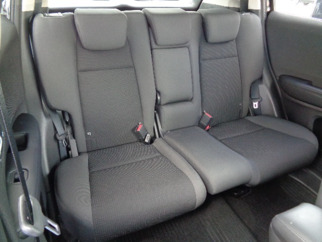 後部座席は足元が広々としていますので、ドライブ中も快適にお過ごしいただけます。
