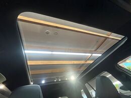 【パノラマルーフ】大型のガラスルーフ搭載で車内の解放感が一気にアップ！開放的なドライブをお楽しみいただけます。