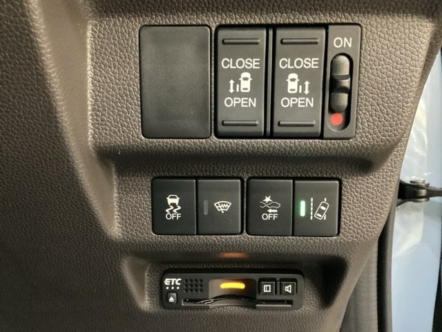 両側電動スライドドアは運転席から操作ができるよう、操作スイッチが付いています。その下にはETCがついています。高速道路の料金所の通過も楽々です！。　カードの取り出しもしやすい場所についています。