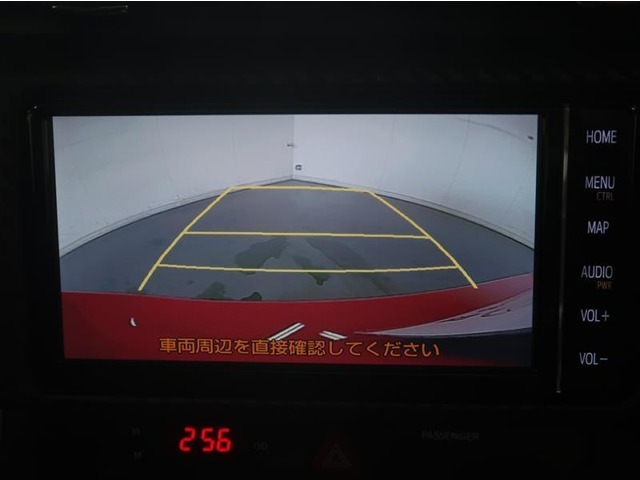 バックモニターで、後方を確認しながら安心して駐車することが出来ます。運転初心者も熟練者も必須の機能ですよ！
