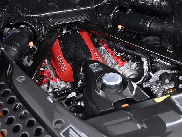 V8ツインターボプラグインハイブリッドになります。V8気筒歴代トップの出力になります。モーターで始動をするので、早朝時や深夜の始動も気にせずに発進できます。