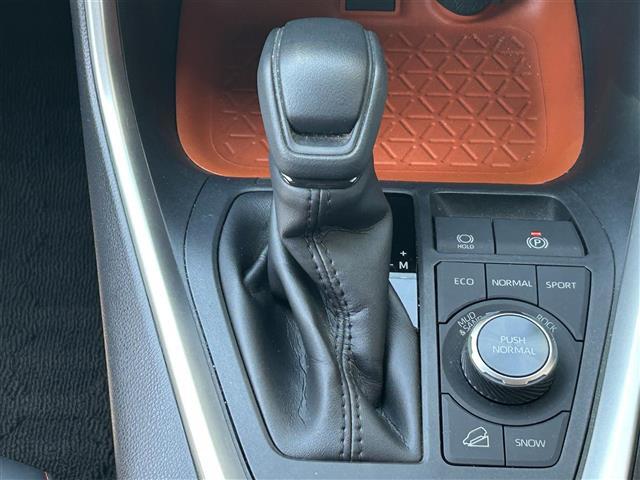 気になる車はすぐにお問い合わせください！画面右側の0066から始まる無料ダイヤルからお問い合わせ下さい！専門スタッフがお車のご質問にお答えいたします！