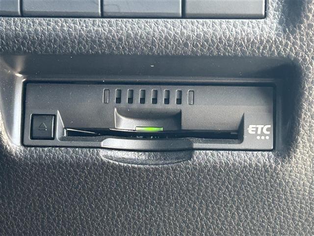 【ETC】有料道路を利用する際に料金所で停止することなく通過できる、ETC車載器（ノンストップ自動料金収受システム機器）が装備されています。セットアップを行うことで利用可能になります。