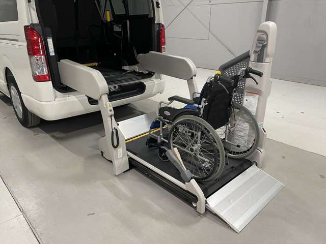 福祉車両の代車も豊富にご用意しています。車椅子のまま乗れる車や、車いす複数対応車もございますので、お気軽にご相談ください。