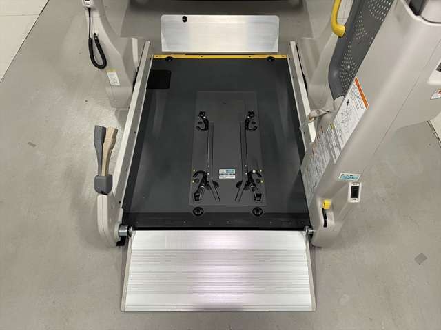 清掃に妥協なし。架装装置も分解し清掃・点検を実施。介護車両の車いす固定装置まで美しく整備しお届けします。