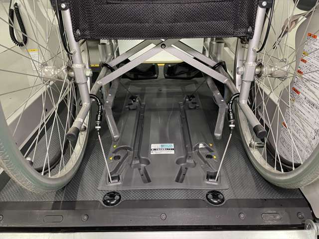 福祉装置の修理・点検も専門スタッフがサポート。遠方の方には福祉車両取扱士の資格を持つ近隣整備工場をご紹介します。(車いす固定装置、ストレッチャー対応も)