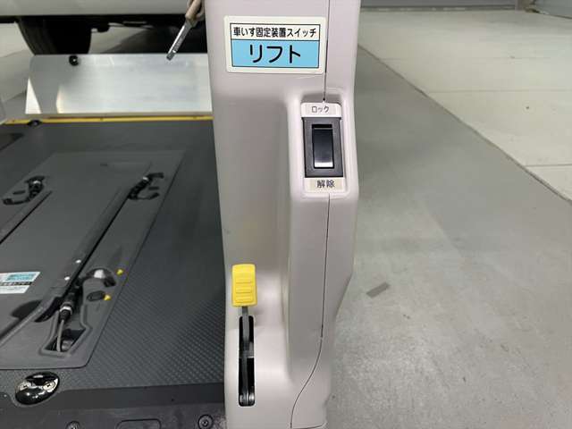 福祉装置の修理・点検も専門スタッフがサポート。遠方の方には福祉車両取扱士の資格を持つ近隣整備工場をご紹介します。(車いす固定装置、ストレッチャー対応も)