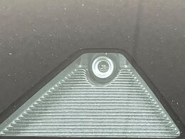 【スマートシティブレーキサポート】低速走行中に前方の車両等を認識し、衝突しそうな時は警報とブレーキで衝突回避と被害軽減をアシスト。より安全にドライブをお楽しみいただけます。