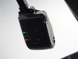 ◆ドライブレコーダー◆映像・音声などを記録する自動車用の装置です。　もしもの事故の際の記録はもちろん、旅行の際の思い出としてドライブの映像を楽しむことができます。