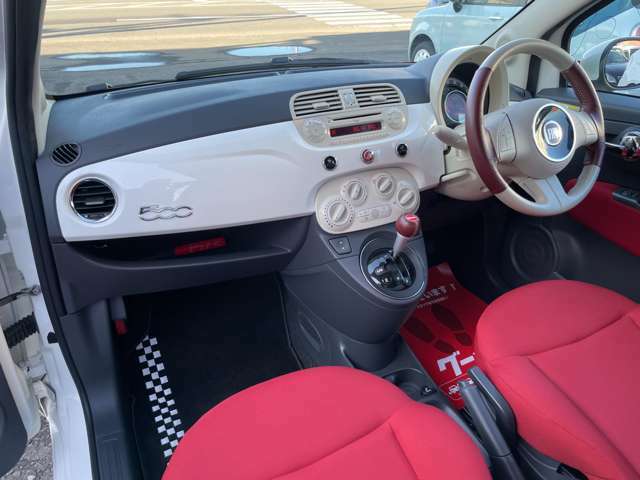 赤×白×黒の3色使いで、可愛らしさとスパルタンさが融合したデザインとなっており、日本車には無い独特なインテリアとなっております！