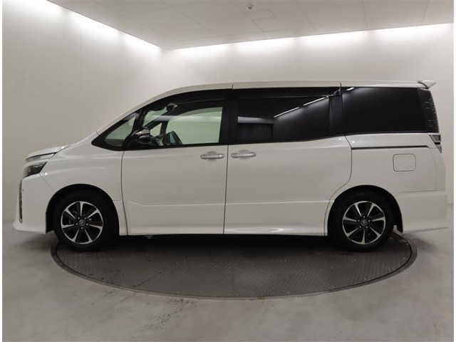 人気のお車が入庫しましたよ！！皆様のご来店お待ちしています！