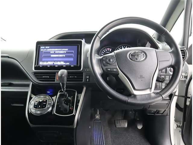 ハンドル周りです。運転している間、長く触れているものだから手に馴染むハンドルがいいですよね♪握ると欲しくなっちゃいますよ。