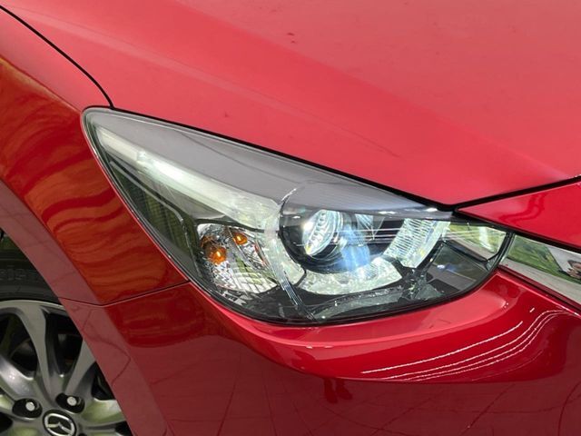 【LEDヘッドライト】悪天候や夜間走行時も良好な視界を確保し安心して運転できる高輝度LEDヘッドライトを装備！点灯速度が早く、消費電力も抑えられています。