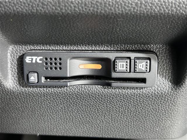 【ETC】有料道路を利用する際に料金所で停止することなく通過できる、ETC車載器（ノンストップ自動料金収受システム機器）が装備されています。セットアップを行うことで利用可能になります。