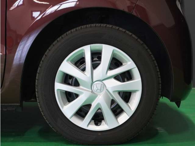 【ホイールキャップ】車に良く似合う純正ホイールキャップが装備されています。ノーマルタイヤ、スタッドレスタイヤもホンダカーズ鳥取にお任せください。