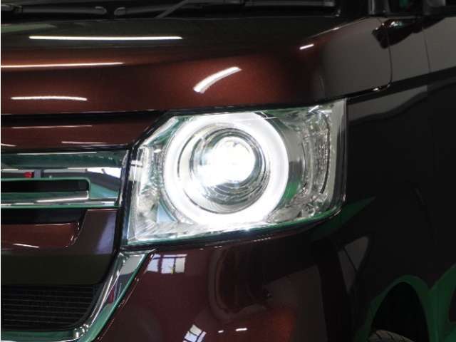 【ヘッドライト】省電力で長寿命の明るく運転しやすいLEDヘッドランプです。明るく照らすので暗い夜道からお客様を守ってくれます。