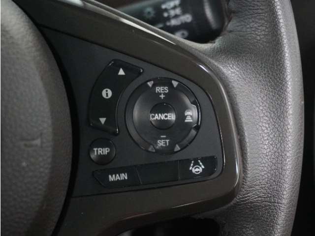 【アダプティブクルーズコントロール】ステアリングのスイッチを操作するとミリ波レーダーで先行車との距離を測定。設定を適切に保ちながら加速・減速、さらに停止まで自動に追従します。