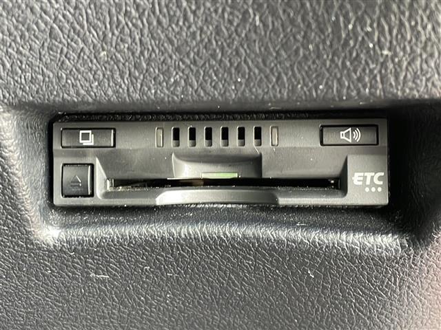 【ETC】有料道路を利用する際に料金所で停止することなく通過できる、ETC車載器（ノンストップ自動料金収受システム機器）が装備されています。セットアップを行うことで利用可能になります。