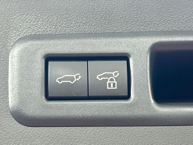 【パワーバックドア】スマートキーや運転席のボタンを押すだけでリアゲートが自動で開閉します！荷物を持っている時や、高い位置にあるバックドアを閉める際に便利な機能です♪